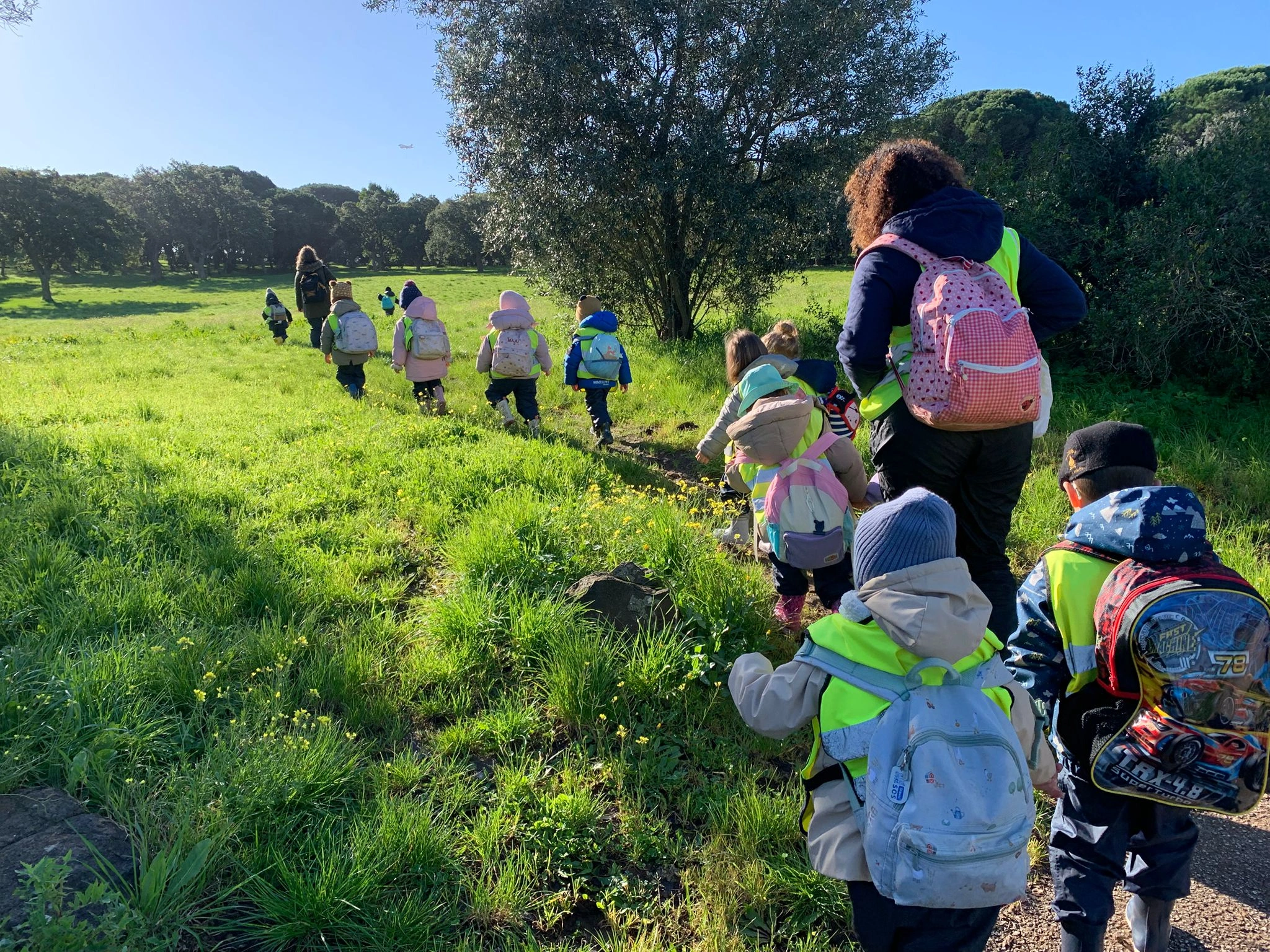 Crianças a explorar a natureza no Cantinho das Fadas
